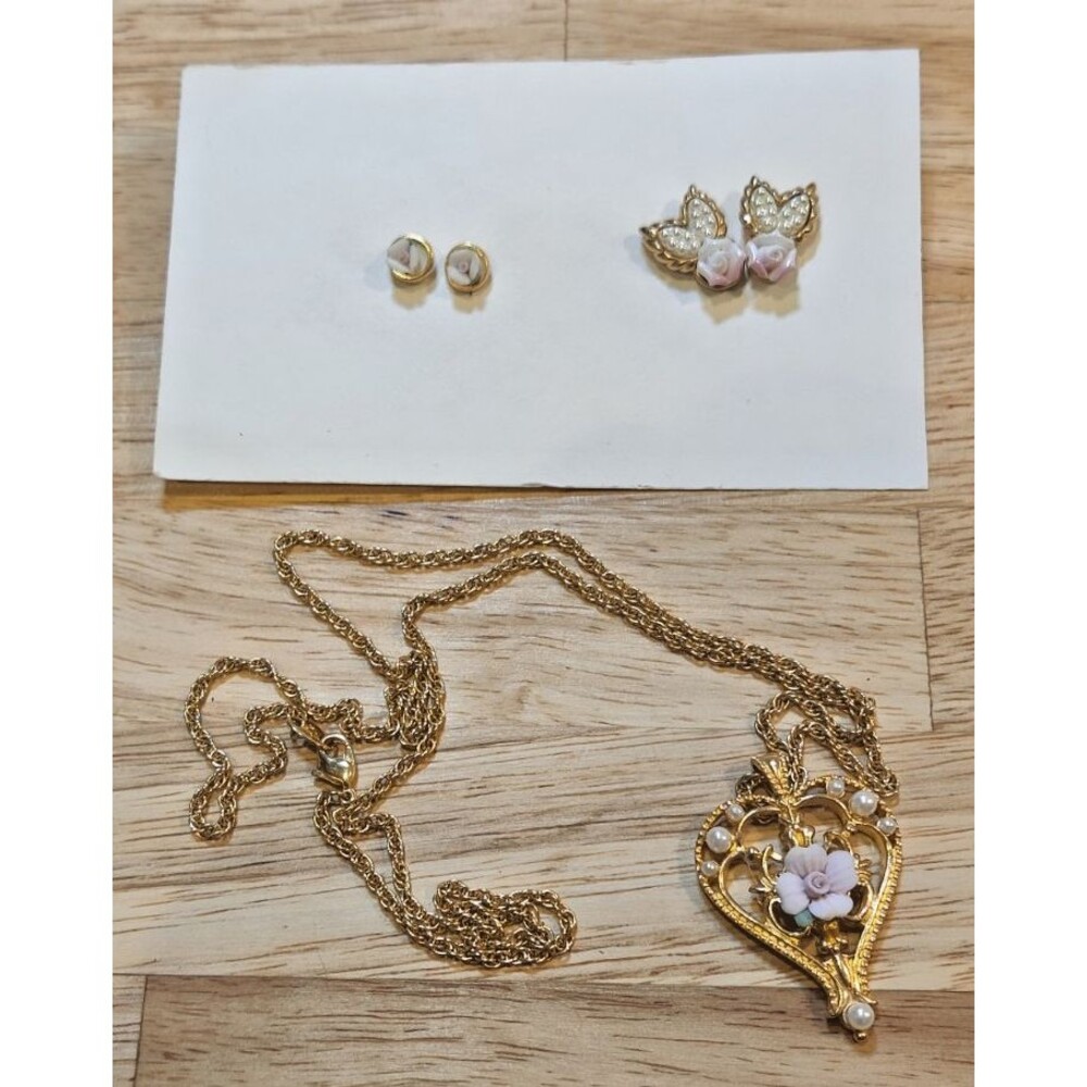 VTG Avon Signed Designer Gold Tone Rose & Faux Pearl Necklace 2 Match Earrings